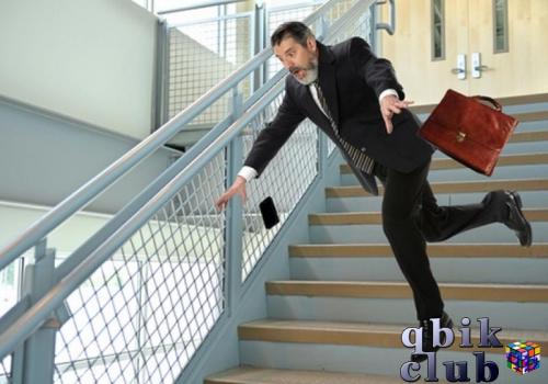 Человек спотыкается на лестнице