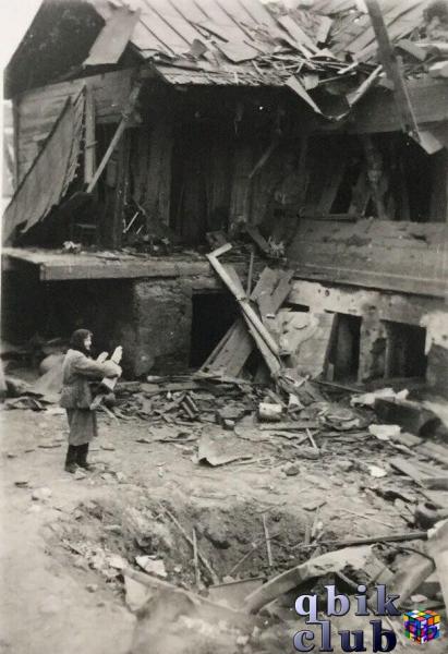 Среди руин. Многие горожане лишились своих домов во время налетов 24−25 июня и последовавших за ними пожаров.