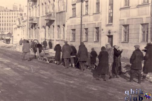 На фото — похоронная процессия минчан во время акупации.