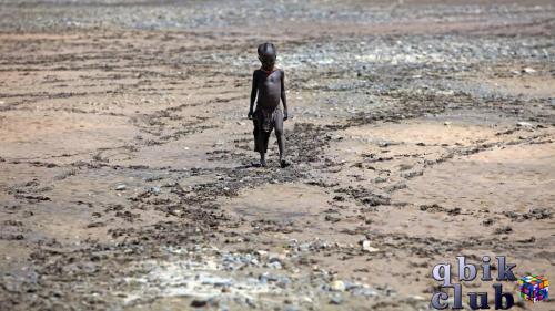 Мальчик из племени туркана в Северной Кении идет по высохшему руслу реки. Более 23 миллионов человек в Восточной Африке испытывают острую нехватку воды и продовольствия. Мальчик из племени туркана в Северной Кении идет по высохшему руслу реки